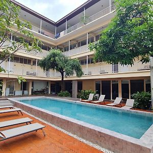 Feung Nakorn Balcony Rooms&Cafe